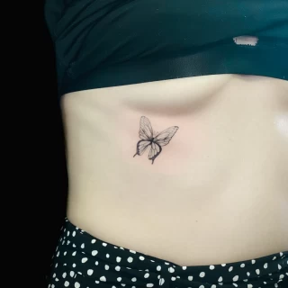 Micro Tatouage de Papillon en dessous des seins - Black Hat Tattoo Nice- tatouage Nice - The Black Hat Tattoo