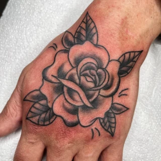 Rose sur main - Tatouage de Rose - Black Hat Tattoo Nice- tatouage Nice - The Black Hat Tattoo