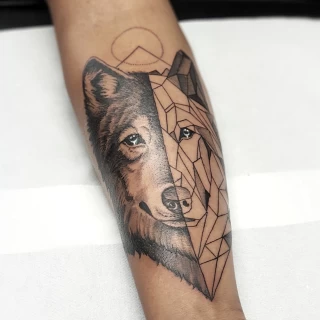 Loup symetrique et realism -  - Tatouage Loup - Black Hat Tattoo Nice- tatouage Nice - The Black Hat Tattoo