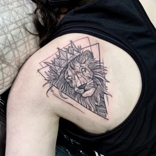 Tatouage lion - Tatouage Minimaliste Dotwork et fine lines  - Black Hat Tattoo Nice  - tatouage Nice - The Black Hat Tattoo