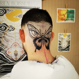 Tatouage Papillon sur l'arriière du crane - Black Hat Tattoo Nice- tatouage Nice - The Black Hat Tattoo