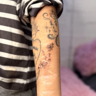Inna - artiste résidente - Black Hat Dublin - fine line - The Black Hat Tattoo