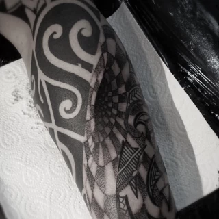 Sur jambe - Tatouage Tribal Neo Tribal et Maori - Black Hat Tattoo Nice- tatouage Nice - The Black Hat Tattoo