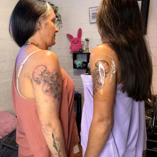 Inna - artiste résidente - Black Hat Dublin - fine line - The Black Hat Tattoo
