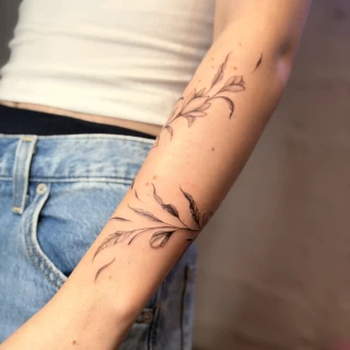 Inna - artiste résidente - Black Hat Dublin - fine line - The Black Hat Tattoo