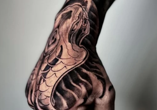 Featured image - Tatouage sur la colonne vertébrale _ à quoi s’attendre - The Black Hat Tattoo