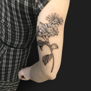 Tatouage de fleur sur le derrière du bras - Blackwork Darkwork - Black Hat Tattoo Nice  - tatouage Nice - The Black Hat Tattoo