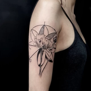 Tatouage d'une fleur symetrique sur le bras - Blackwork Darkwork - Black Hat Tattoo Nice  - tatouage Nice - The Black Hat Tattoo