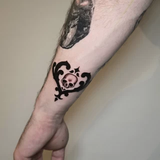 Helena apprentie tatouage coeur crane - The Black Hat Tattoo