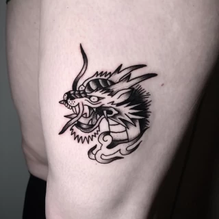 Dragon tête - Tatouage Old School - Black Hat Tattoo Nice   - tatouage Nice - The Black Hat Tattoo