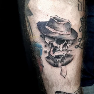 Tatouage d'un crane qui fume avec un chapeau - Blackwork Darkwork - Black Hat Tattoo Nice  - tatouage Nice - The Black Hat Tattoo