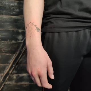 Minimal Design on wrist - Tatouage Fine Line et Line Work - Black Hat Tattoo Nice- tatouage Nice - The Black Hat Tattoo