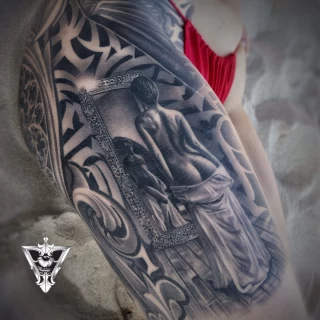 Stifler guest artiste tatouage réaliste noir et gris - The Black Hat Tattoo