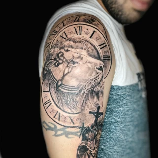 Lion et horloge sur epaule - Tatouage de Lion - Black Hat Tattoo Nice- tatouage Nice - The Black Hat Tattoo