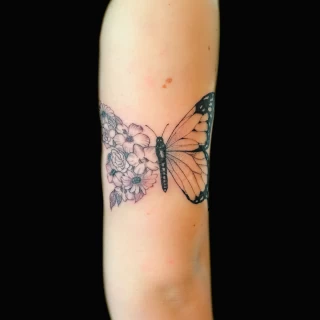 Tatouage de papillon demi fleurs - Black Hat Tattoo Nice- tatouage Nice - The Black Hat Tattoo