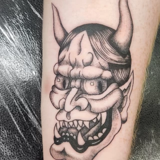 Séarlait - artiste junior - Black Hat Dublin - blackwork - The Black Hat Tattoo