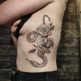 Serpent Tatoueuse - Tatouages pour Femmes - Black Hat Tattoo Nice   - tatouage Nice - The Black Hat Tattoo