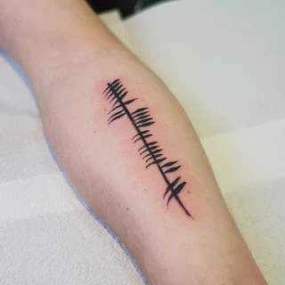 Ogham - Tatouage Lettrage Citation et Tatouages écritures- Black Hat Tattoo Nice   - tatouage Nice - The Black Hat Tattoo