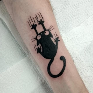 chat faisant ses griffes -  - Tatouage animaux de compagnie  - Black Hat Tattoo Nice- tatouage Nice - The Black Hat Tattoo