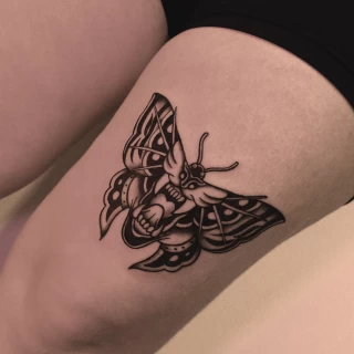 Stella - artiste résidente - Black Hat Dublin - blackwork - The Black Hat Tattoo