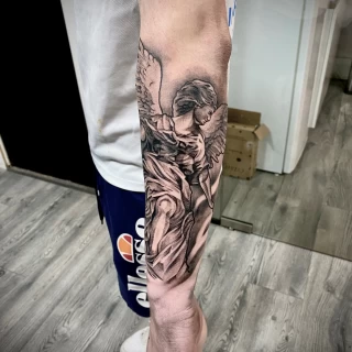 ange bras - Tatouage realiste, Microrealiste et portraits  - Black Hat Tattoo Nice - Tatouage Nice - The Black Hat Tattoo