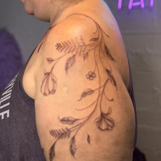 Inna - artiste résidente - Black Hat Dublin - fine line - The Black Hat Tattoo