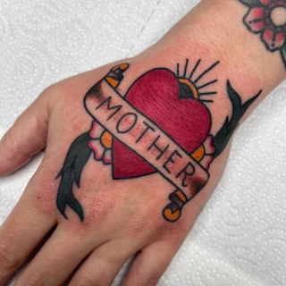 Coeur couleur sur main - Tatouage Old School - Black Hat Tattoo Nice   - tatouage Nice - The Black Hat Tattoo