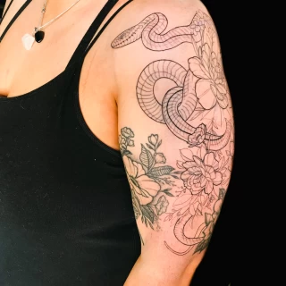 Serpent sur l'épaule - Tatouage Serpent - Black Hat Tattoo Nice- tatouage Nice - The Black Hat Tattoo