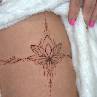 Inna - artiste résidente - Black Hat Dublin - fine line - The Black Hat Tattoo
