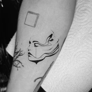 Stella - artiste résidente - Black Hat Dublin - blackwork - The Black Hat Tattoo