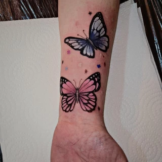tatouage de papillon sur le poignet en couleur - Black Hat Tattoo Nice- tatouage Nice - The Black Hat Tattoo