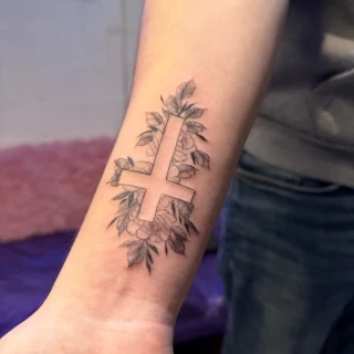 Inna - artiste résidente - Black Hat Dublin - fine line - The Black Hat Tattoo