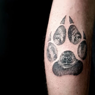 Realism loup dans forme de patter de loup -  - Tatouage Loup - Black Hat Tattoo Nice- tatouage Nice - The Black Hat Tattoo