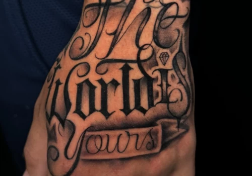Featured image - Guide des polices de tatouage _ machine à écrire, gothique, script et fine line - The Black Hat Tattoo