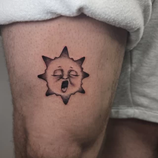 Helena apprentie tatouage soleil - The Black Hat Tattoo