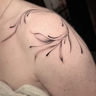 Stella - artiste résidente - Black Hat Dublin - microrealism - The Black Hat Tattoo