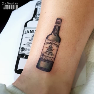 Tatouage bouteille Jameson -  - Tatouage Irlandais et Celtique - Black Hat Tattoo Nicesur les cotes - Tatouage Ornemental - Black Hat Tattoo Nice  - tatouage Nice - The Black Hat Tattoo