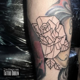 Tatouage d'une rose geometrique lignes - Tatouage de Rose - Black Hat Tattoo Nice- tatouage Nice - The Black Hat Tattoo