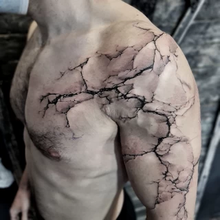 Fissure bras - Tatouage realiste, Microrealiste et portraits  - Black Hat Tattoo Nice - Tatouage Nice - The Black Hat Tattoo