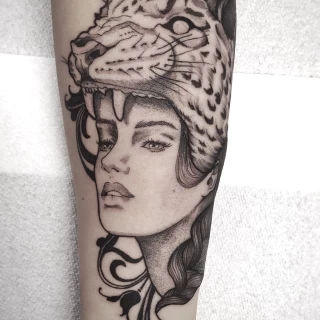 Tatouage de Tigre - Tattoo Nice - Femme et tête de tigre - The Black Hat Tattoo