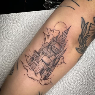 tatouage chateau de disney - Tatouage Minimaliste Dotwork et fine lines  - Black Hat Tattoo Nice  - tatouage Nice - The Black Hat Tattoo