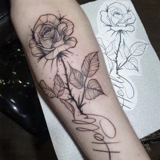 Tatouage d'une rose en noir et blanc lignes fines et écriture - Tatouage de Rose - Black Hat Tattoo Nice- tatouage Nice - The Black Hat Tattoo