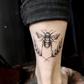 -  - Tatouage Insectes - Black Hat Tattoo Nice -  abeille- tatouage Nice - The Black Hat Tattoo