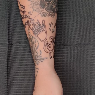 Séarlait - artiste junior - Black Hat Dublin - blackwork - The Black Hat Tattoo