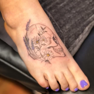 Inna - artiste résidente - Black Hat Dublin - fine line - The Black Hat Tattoo