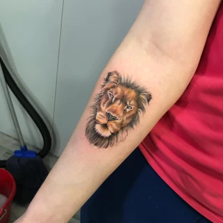 Petite tatouage de Lion couleur - Tatouage de Lion - Black Hat Tattoo Nice- tatouage Nice - The Black Hat Tattoo