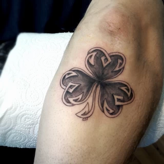 Tatouage de trèfle -  - Tatouage Irlandais et Celtique - Black Hat Tattoo Nicesur les cotes - Tatouage Ornemental - Black Hat Tattoo Nice  - tatouage Nice - The Black Hat Tattoo