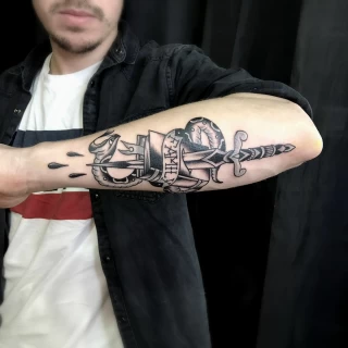 Dague et serpent - Tatouage Old School - Black Hat Tattoo Nice   - tatouage Nice - The Black Hat Tattoo