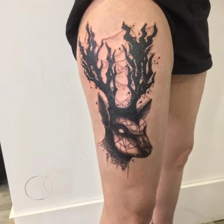 Tatouage Cerf - Nice - sur jambe - The Black Hat Tattoo