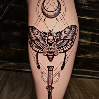 Tatouage de papilllon sur le mollet avec une dague - Black Hat Tattoo Nice- tatouage Nice - The Black Hat Tattoo